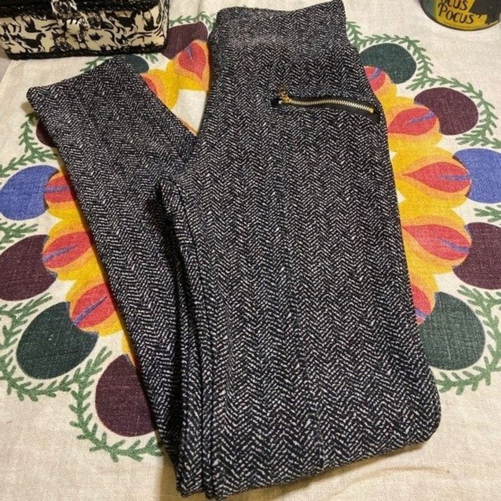 Indero Black and white chevron pants/legginings with fleece inside size S/M